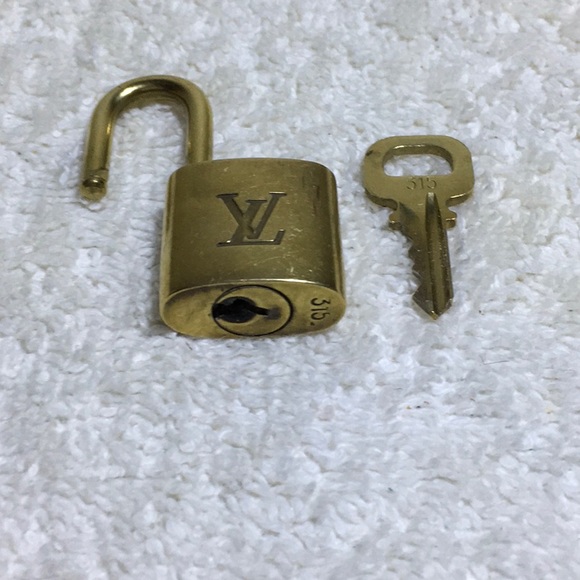 Louis Vuitton Brass '315' Padlock in Goldtone with Goldtone Key (||) - Picture 5 of 7